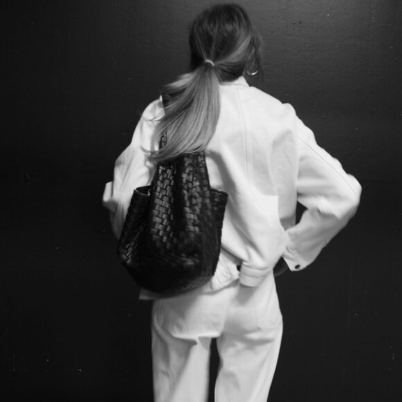 MEET IVANA REVIC - Picture 2 of 7